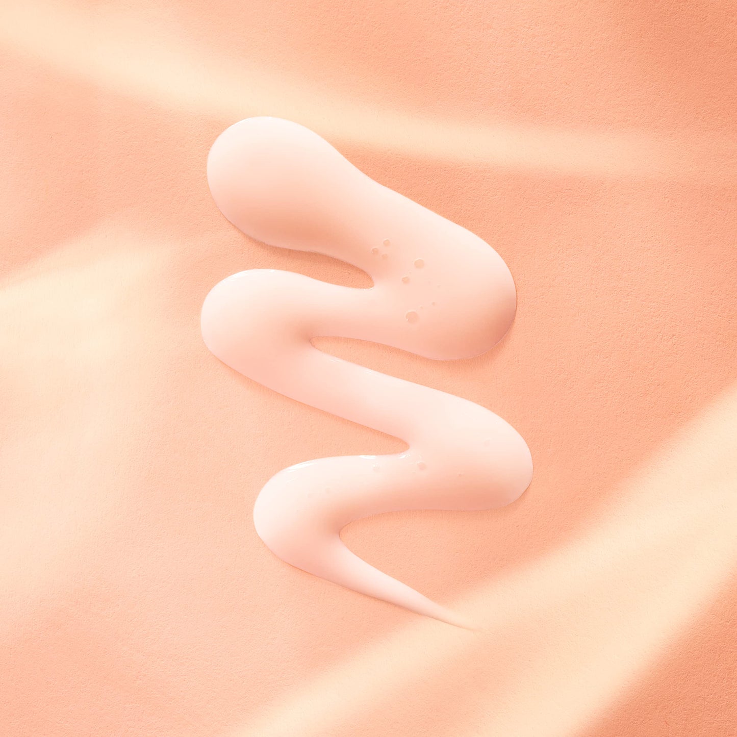 JLO BEAUTY Ese suero JLo Glow | El cuidado de la piel Dewy ayuda a tensar, levantar, hidratar, dar volumen e iluminar visiblemente, elaborado con niacinamida y escualano.