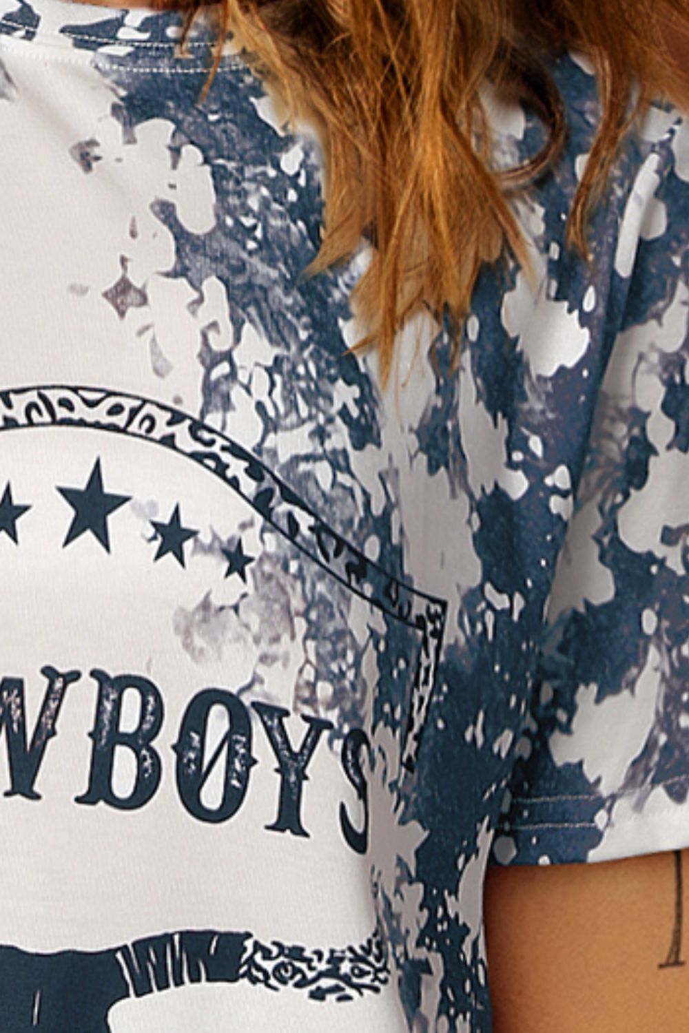 Camiseta con estampado tie-dye y gráfico COWBOYS