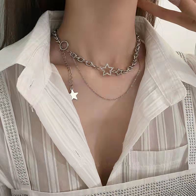 Collar con dijes de estrellas