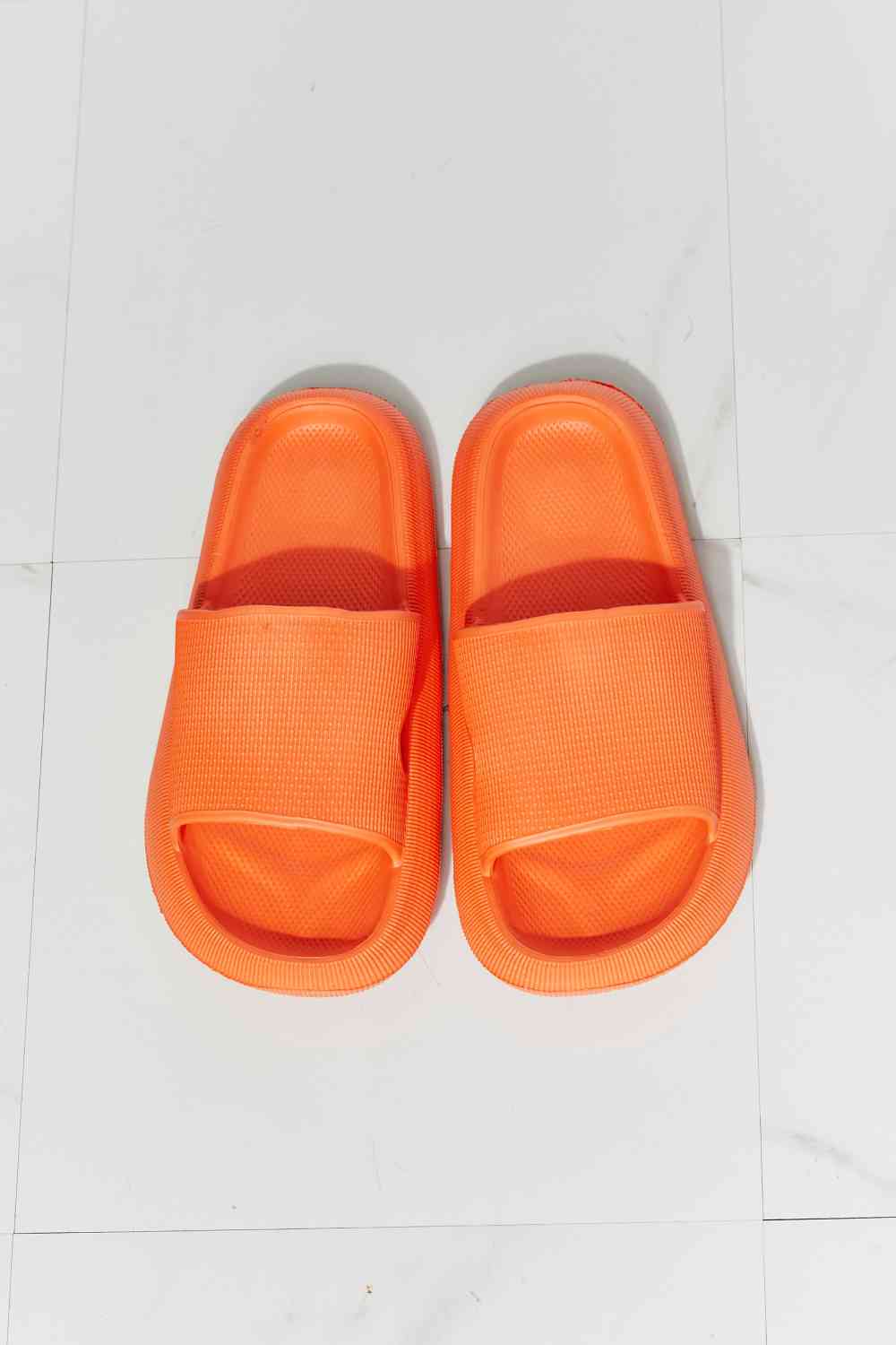 Chanclas con puntera abierta en naranja Arms Around Me de MMShoes