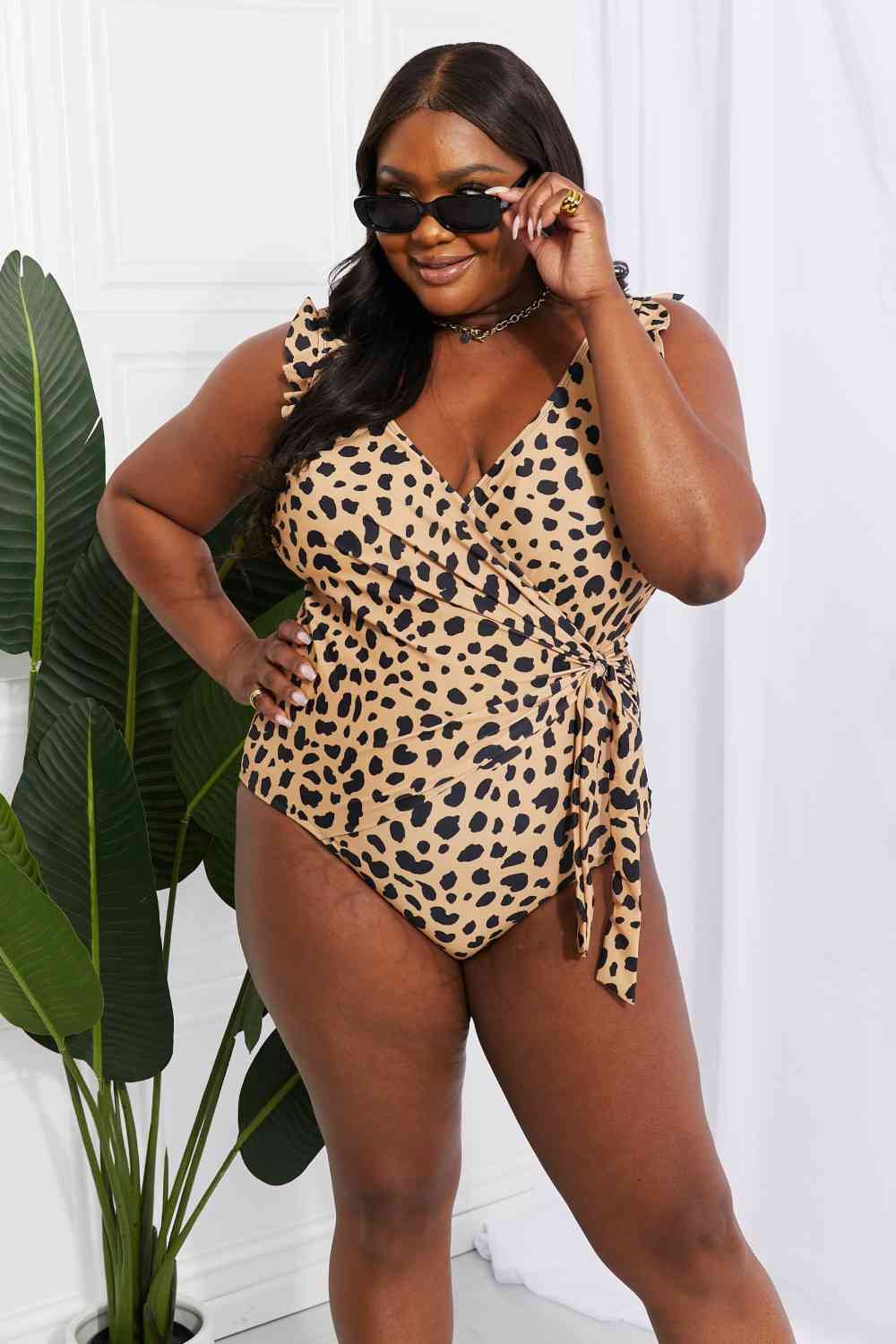 Marina West Swim Traje de baño de una sola pieza con volantes y flotador de tamaño completo en leopardo