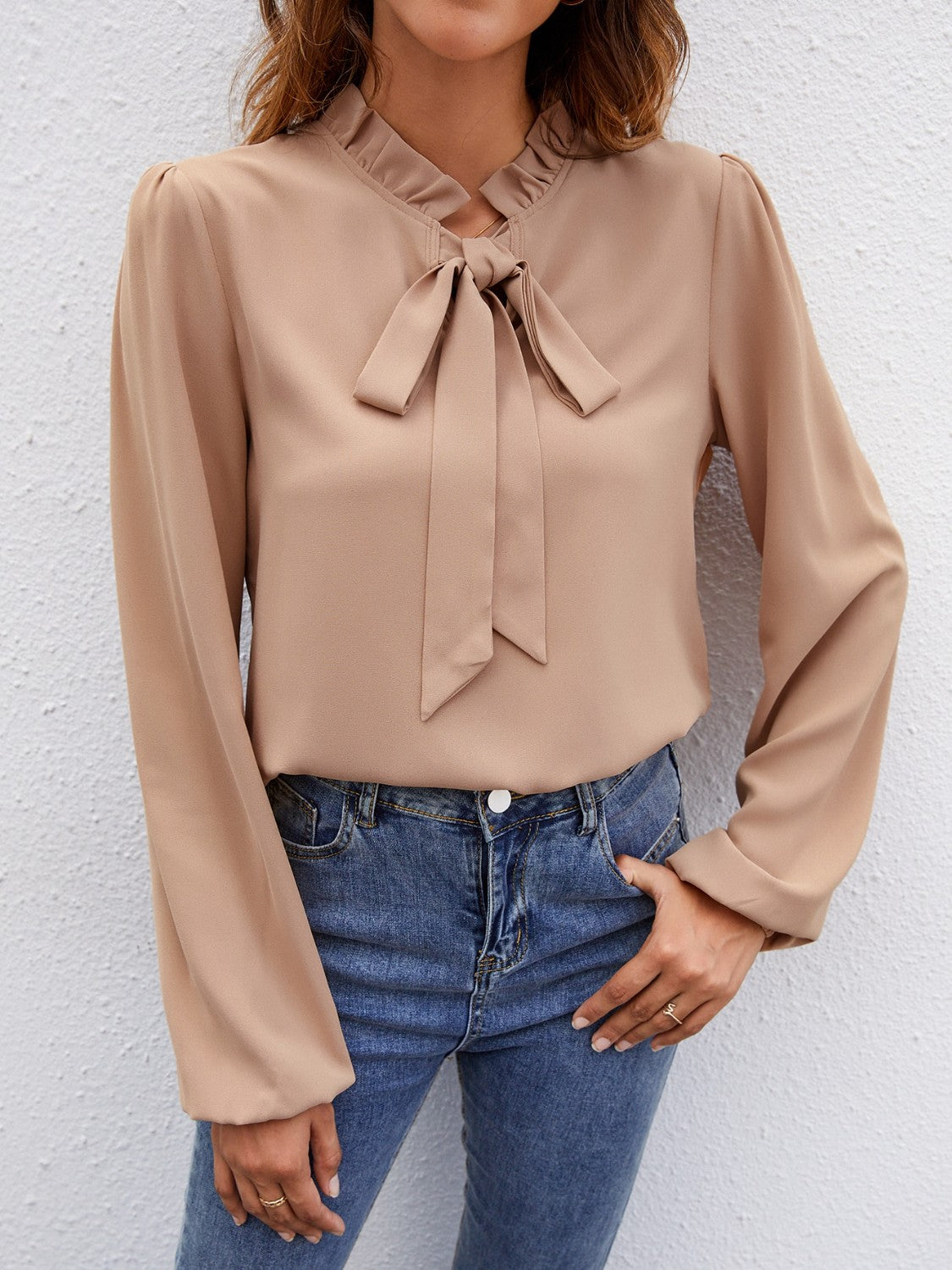 Blusa con mangas abullonadas y cuello anudado