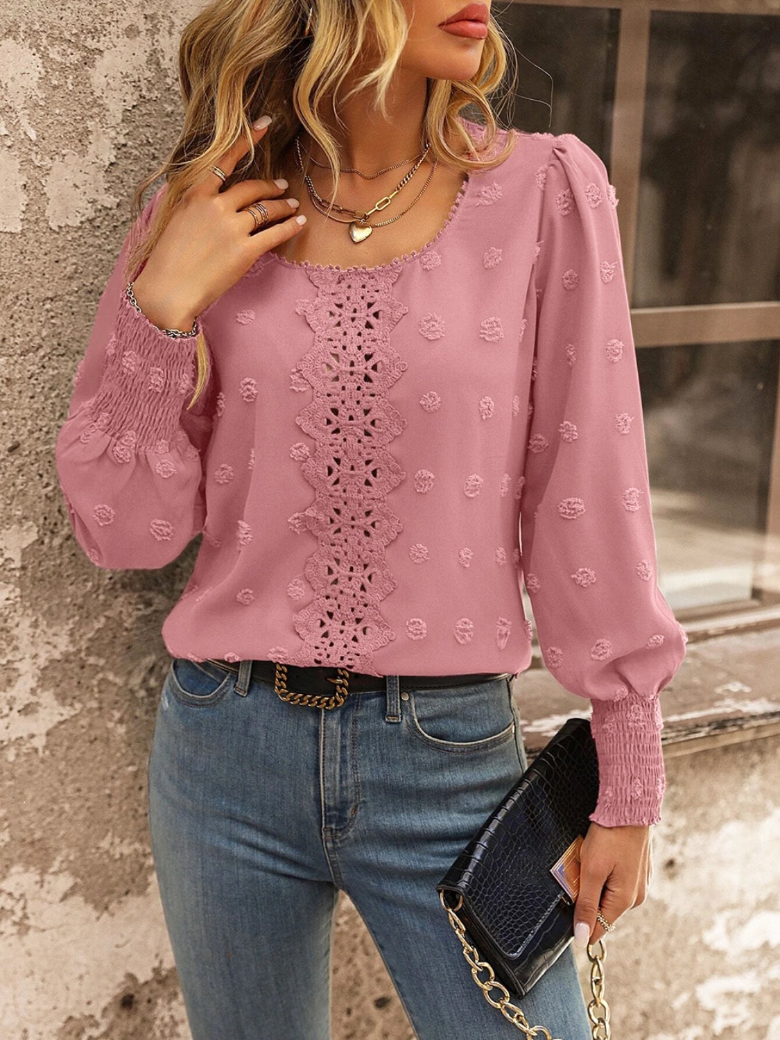 Blusa con detalle de encaje de lunares suizos