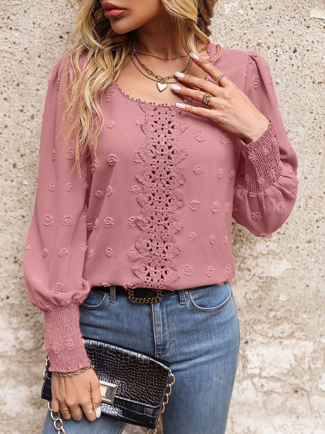 Blusa con detalle de encaje de lunares suizos