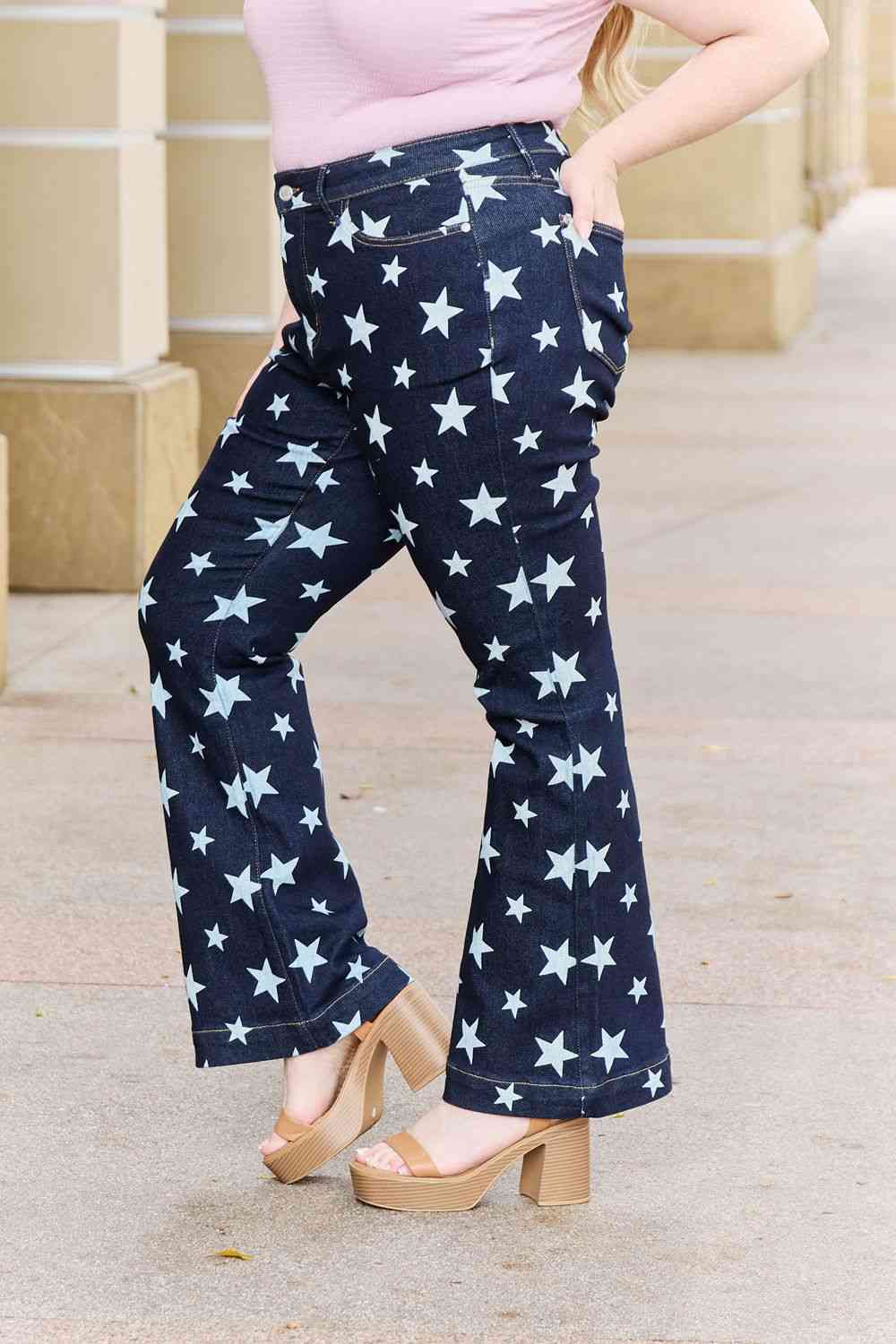 Vaqueros acampanados con estampado de estrellas y talle alto de talla grande Janelle de Judy Blue