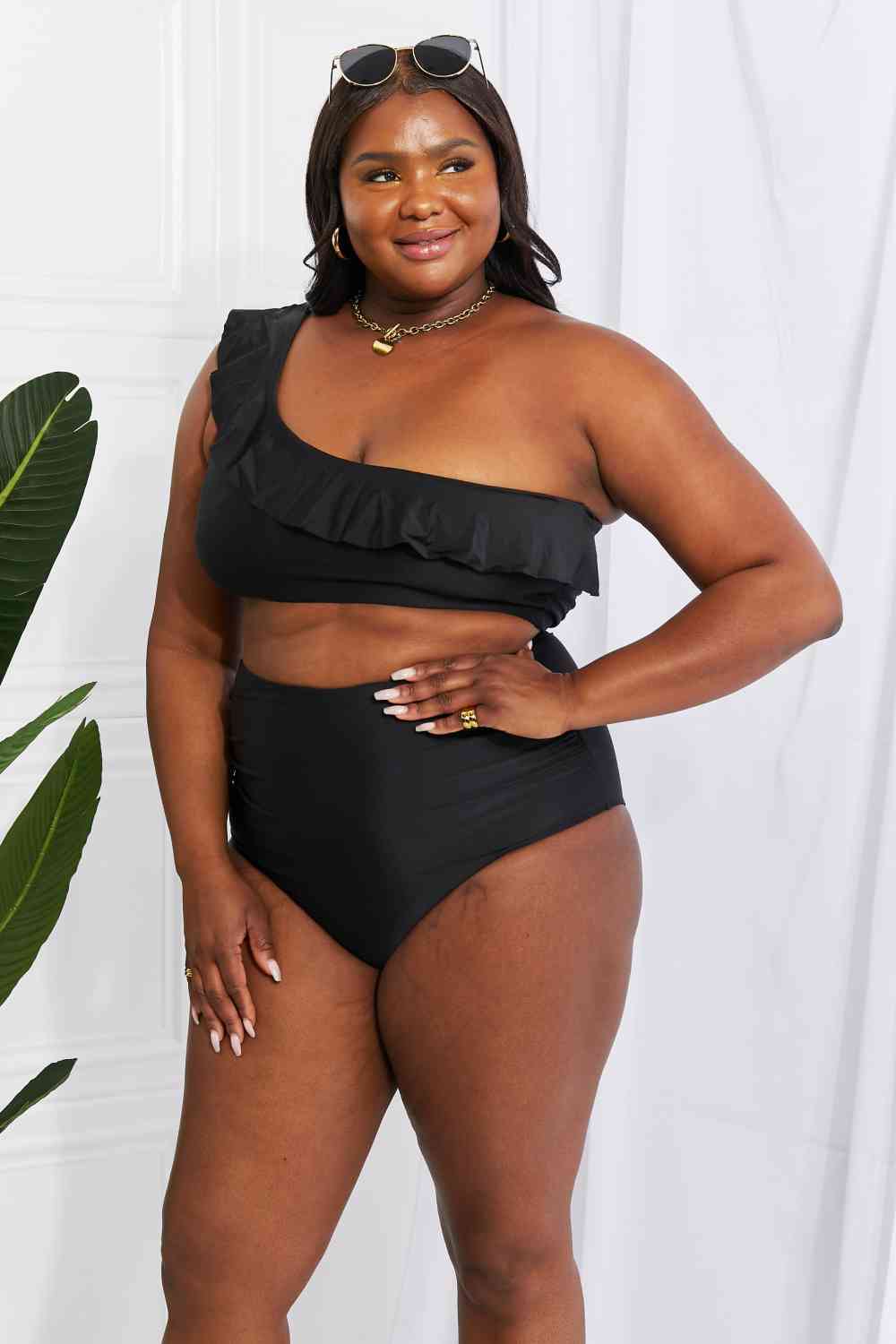 Bikini de un solo hombro con volantes en negro Seaside Romance de Marina West Swim