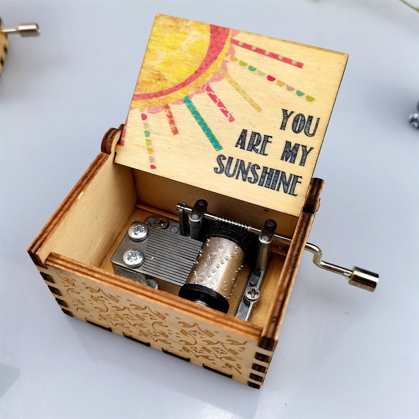 Caja de música tallada en madera e impresión en color