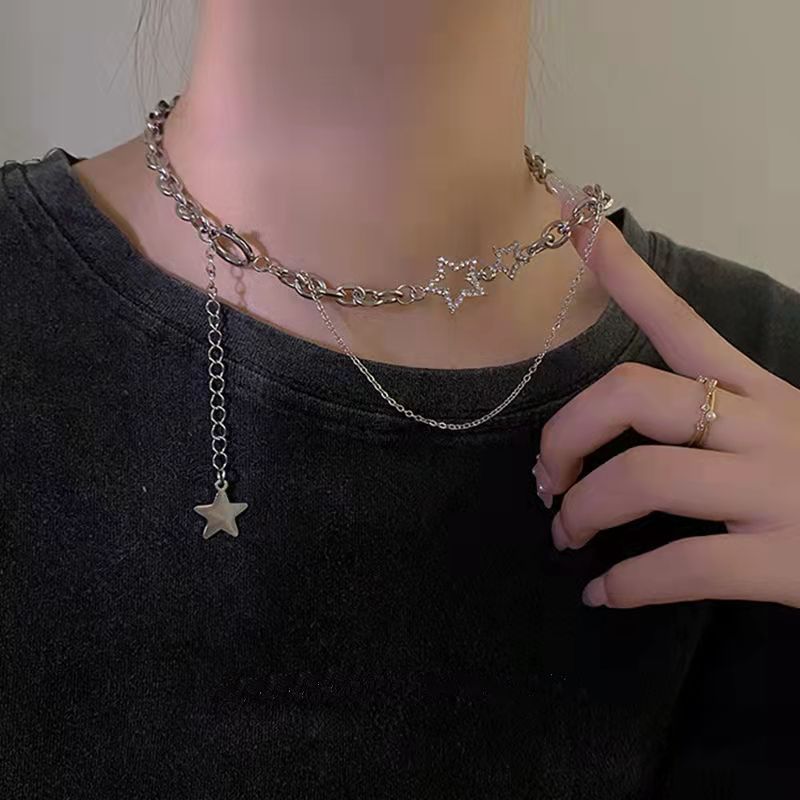 Collar con dijes de estrellas