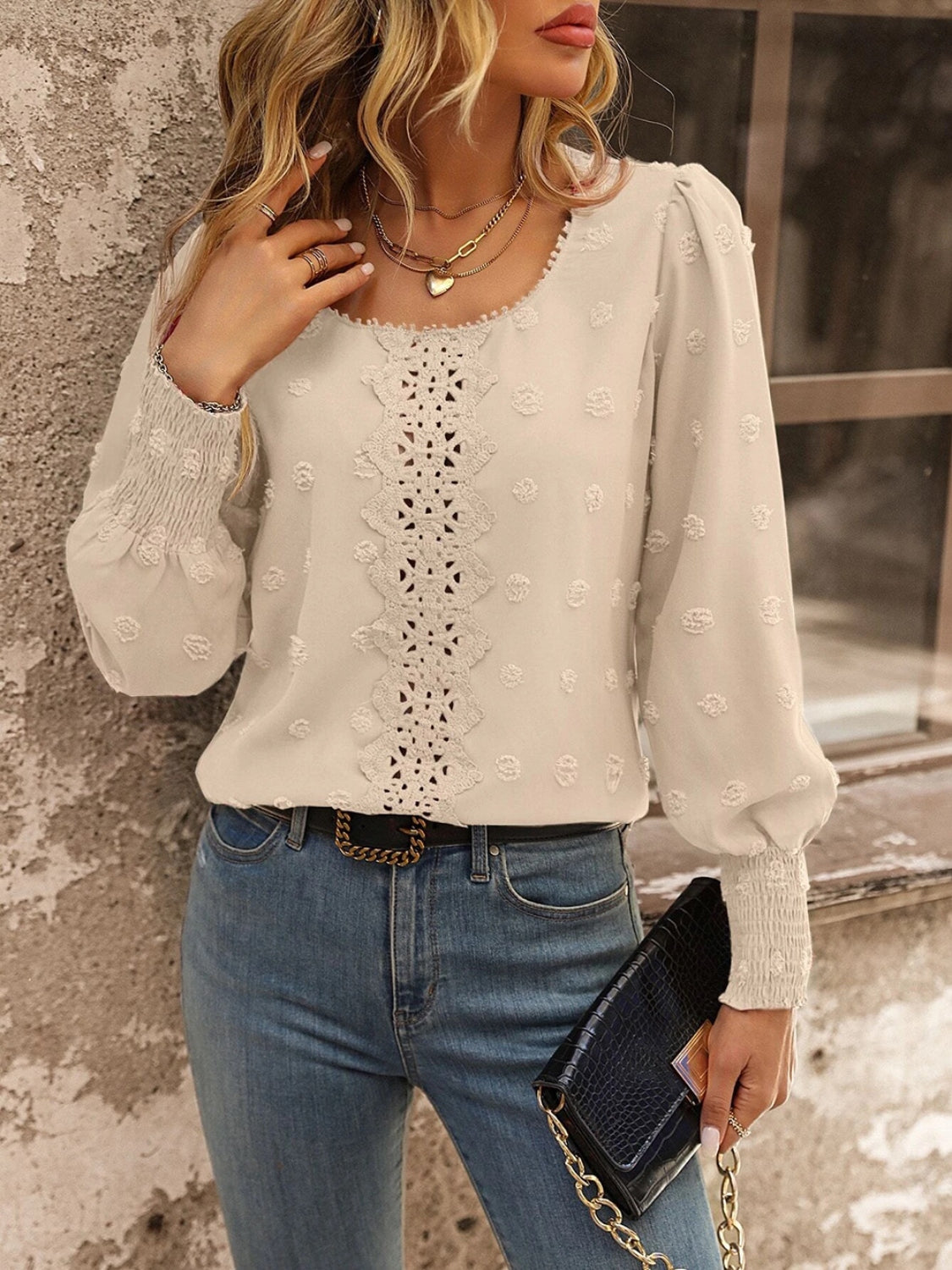 Blusa con detalle de encaje de lunares suizos