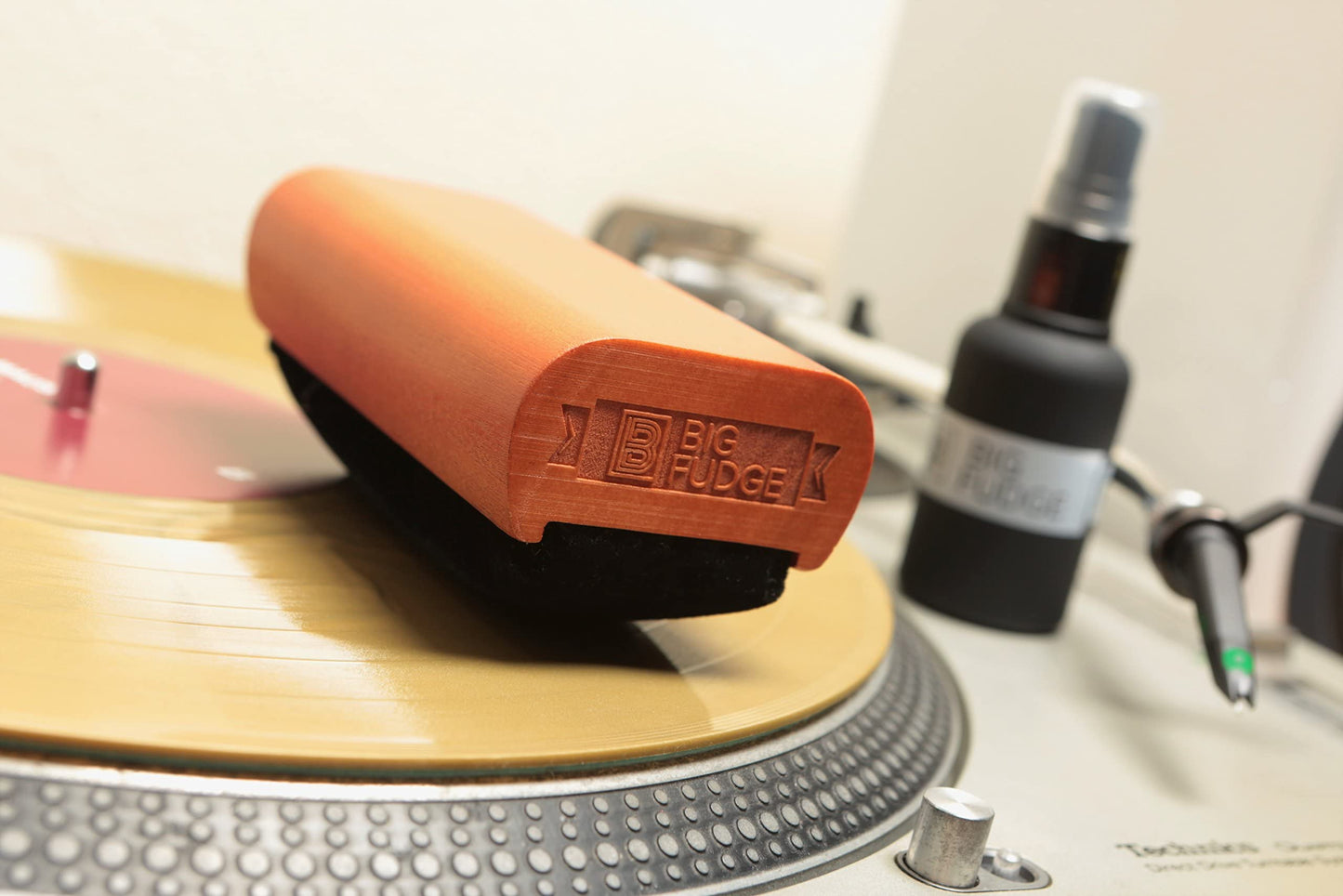 Kit de limpieza de discos de vinilo Big Fudge, completo 4 en 1, incluye cepillo para discos de terciopelo ultrasuave, líquido de limpieza XL, cepillo para lápiz óptico y bolsa de almacenamiento. NO rayará sus registros