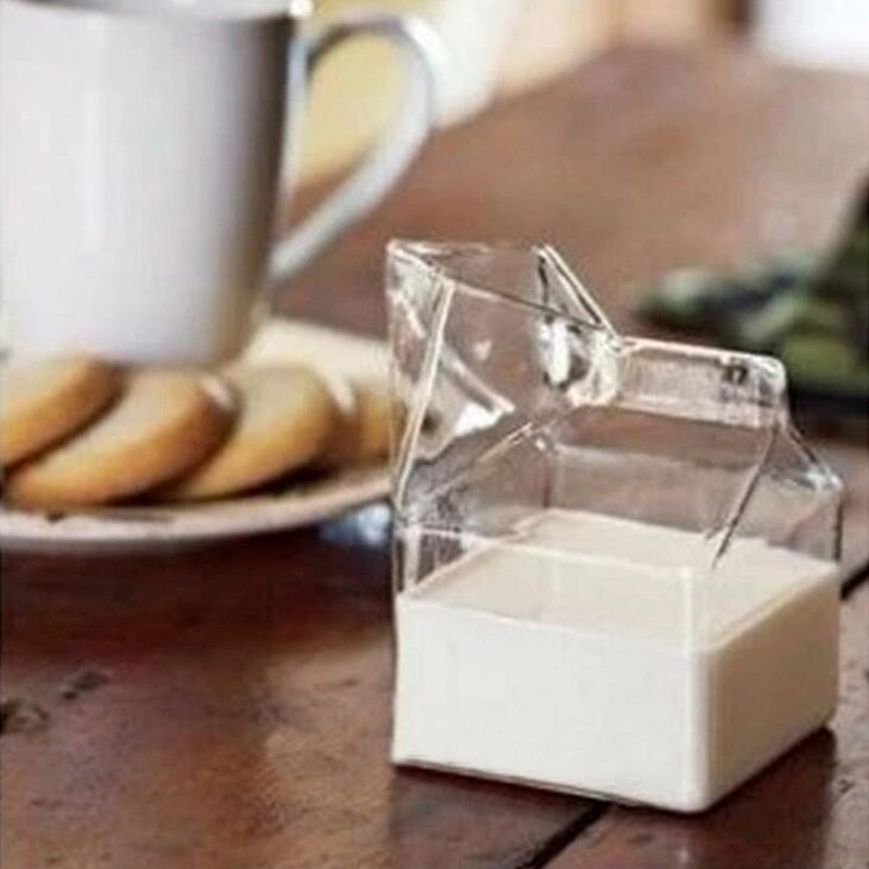 Botella con forma de caja de leche