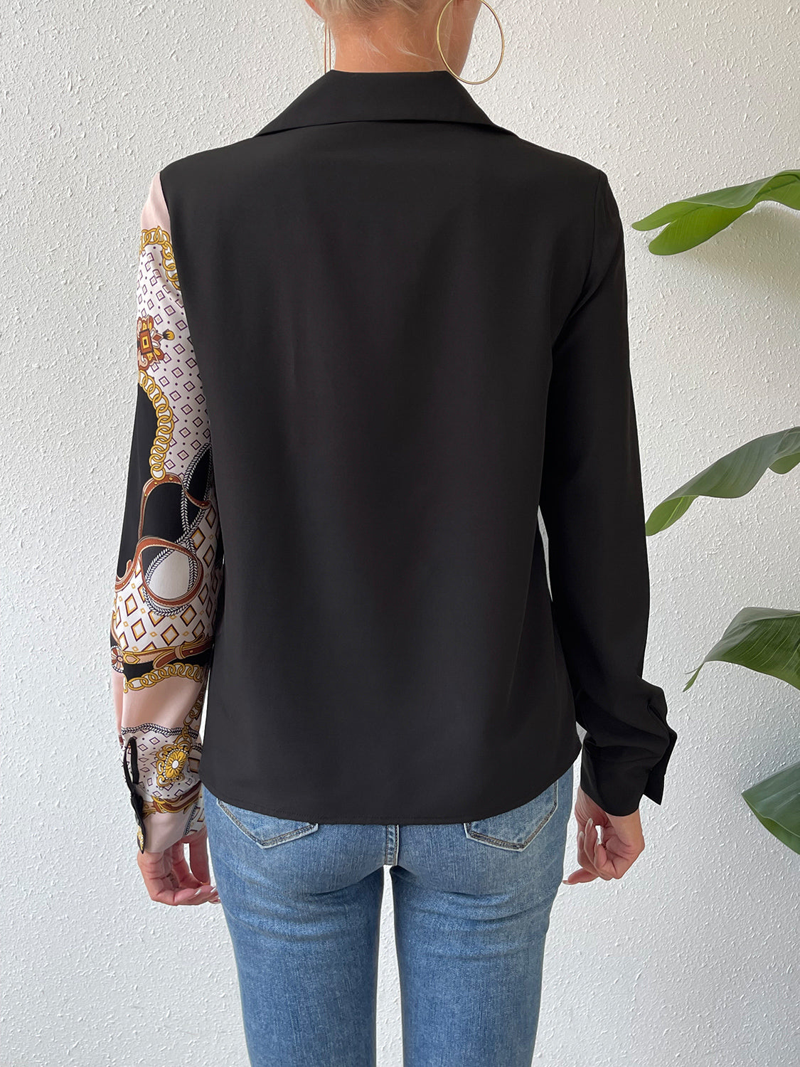 Blusa con cuello torcido en la parte delantera