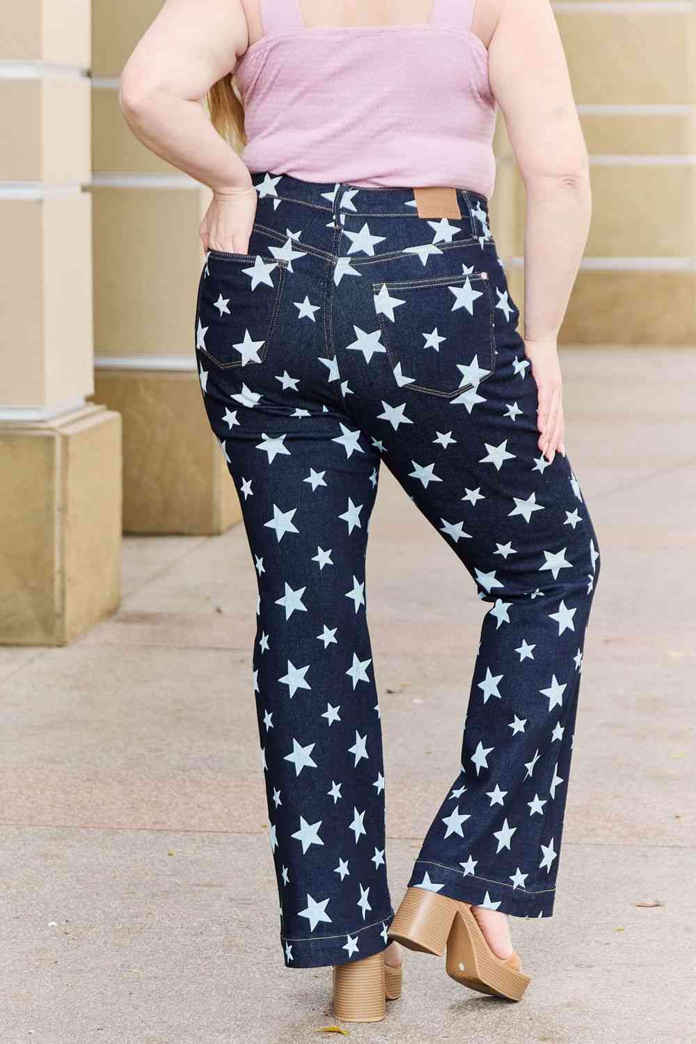 Vaqueros acampanados con estampado de estrellas y talle alto de talla grande Janelle de Judy Blue