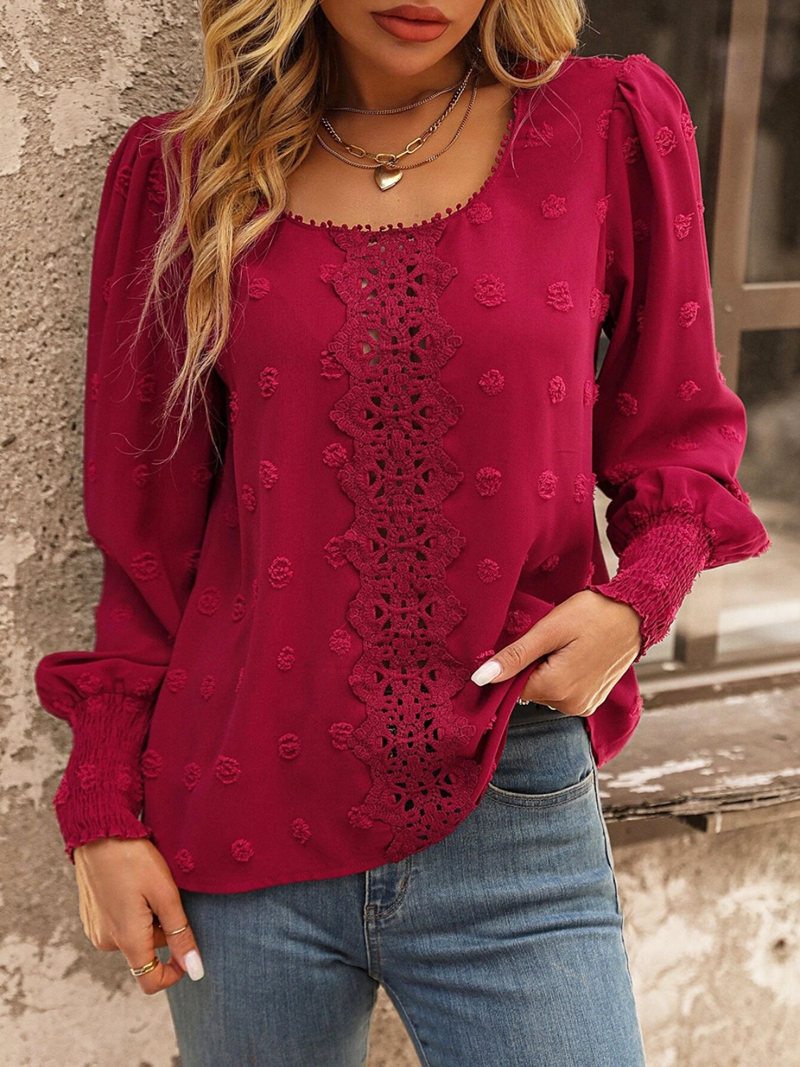 Blusa con detalle de encaje de lunares suizos