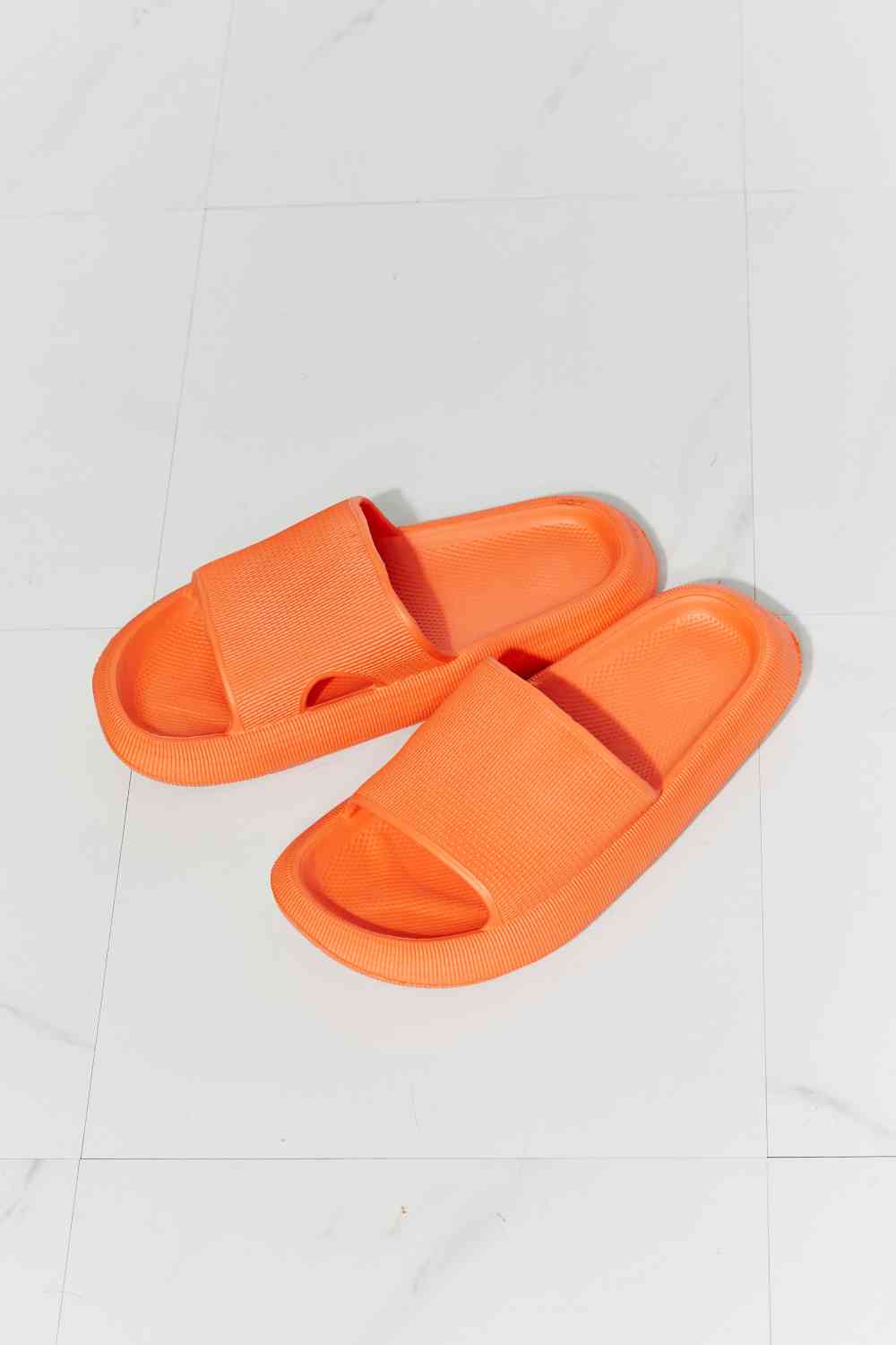 Chanclas con puntera abierta en naranja Arms Around Me de MMShoes