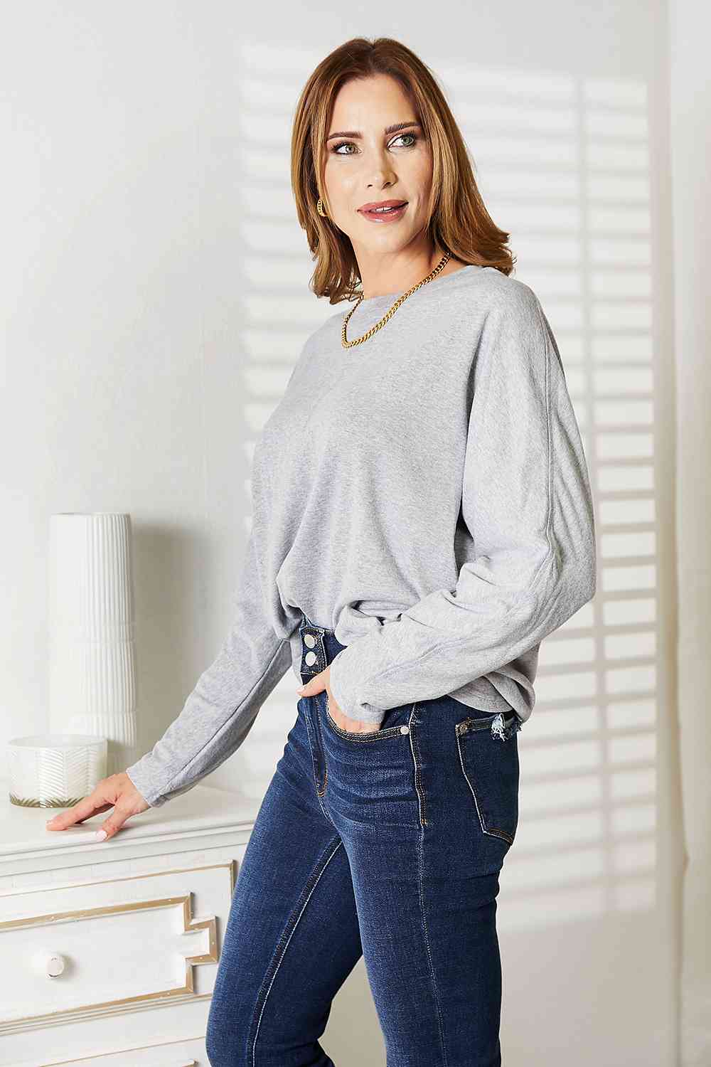 Top de manga larga con cuello redondo y detalle de costura doble