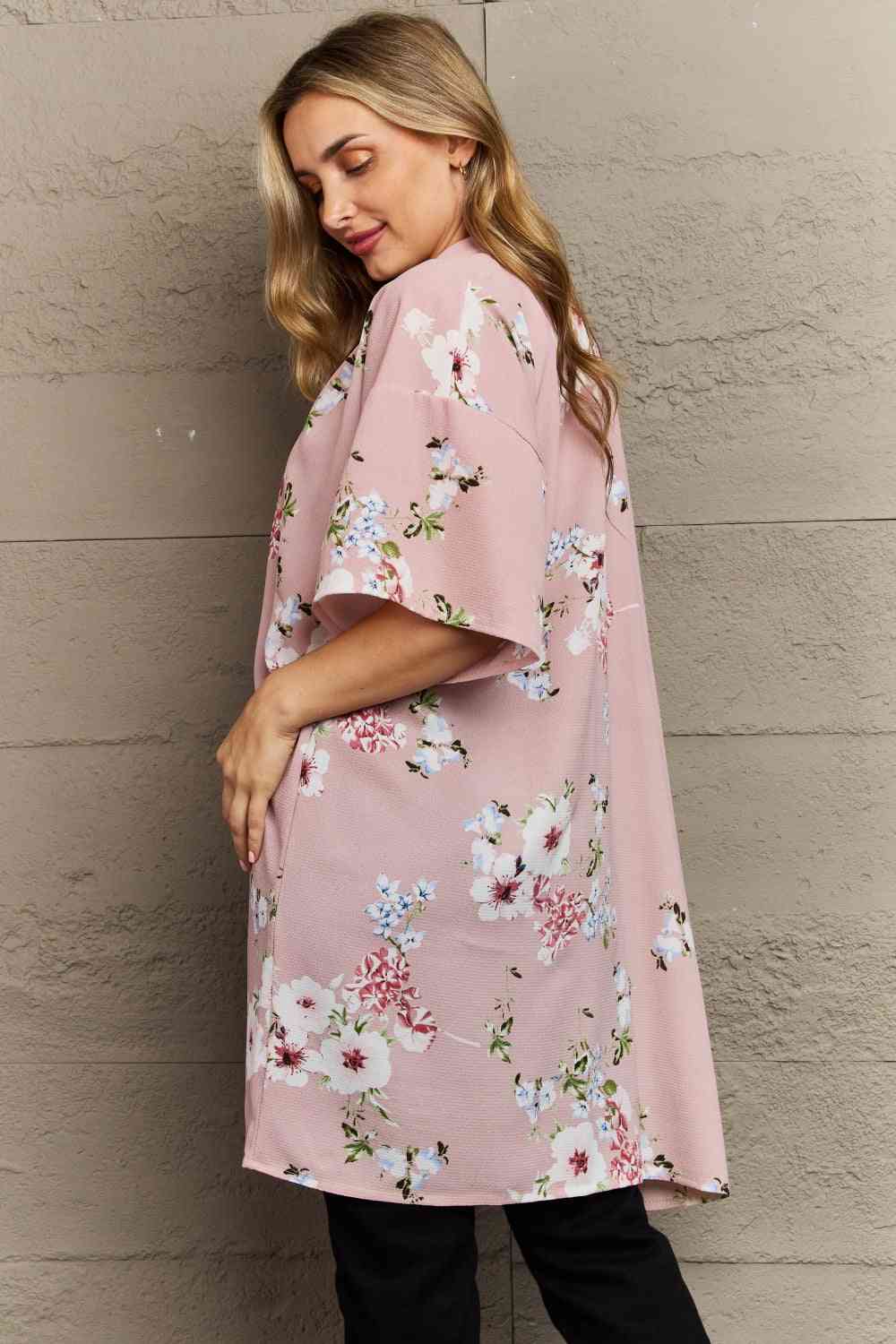 Kimono floral rosa Aurora de Justin Taylor