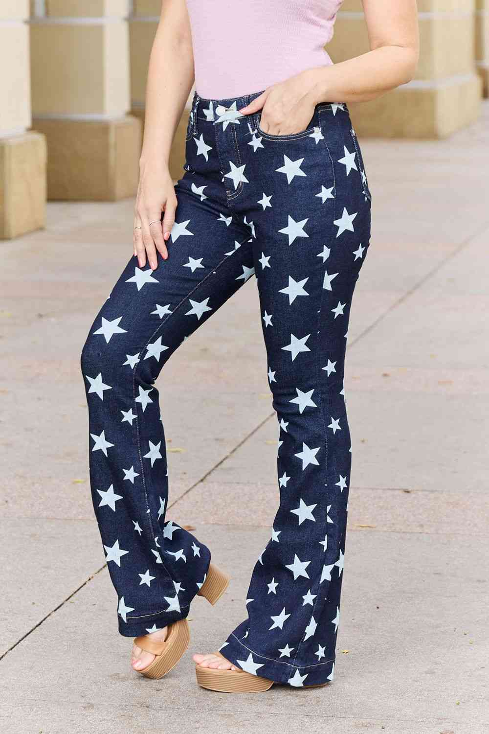 Vaqueros acampanados con estampado de estrellas y talle alto de talla grande Janelle de Judy Blue