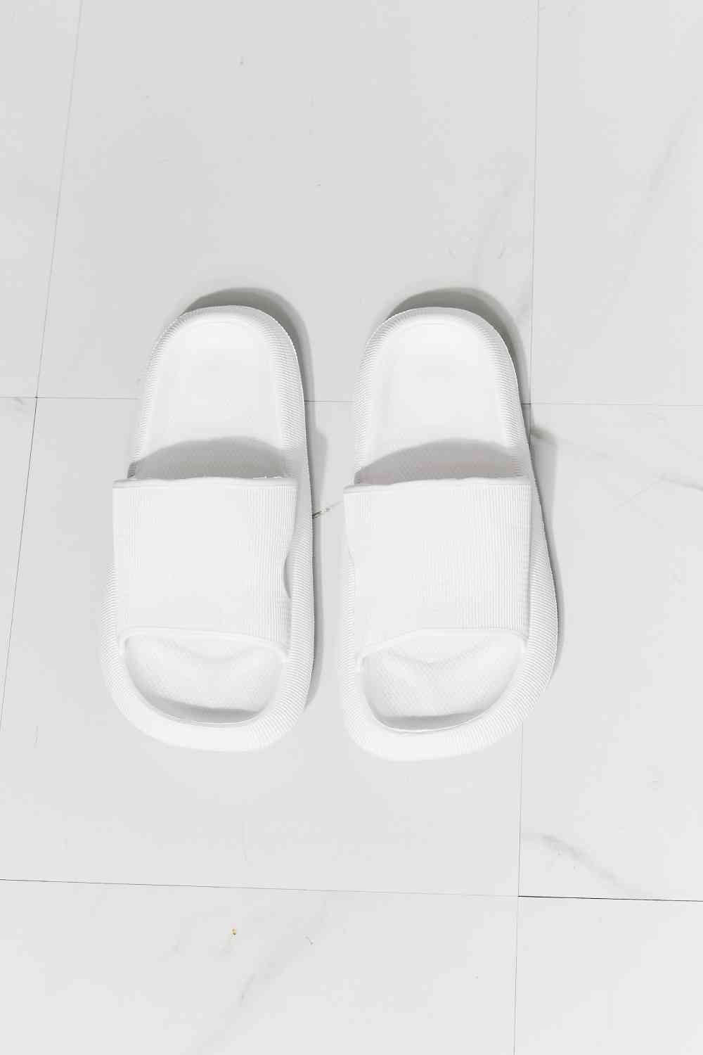 Chanclas con puntera abierta en blanco Arms Around Me de MMShoes