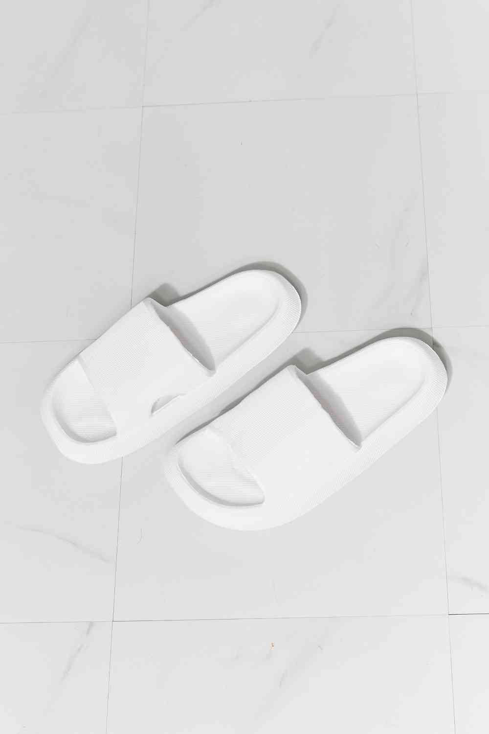 Chanclas con puntera abierta en blanco Arms Around Me de MMShoes