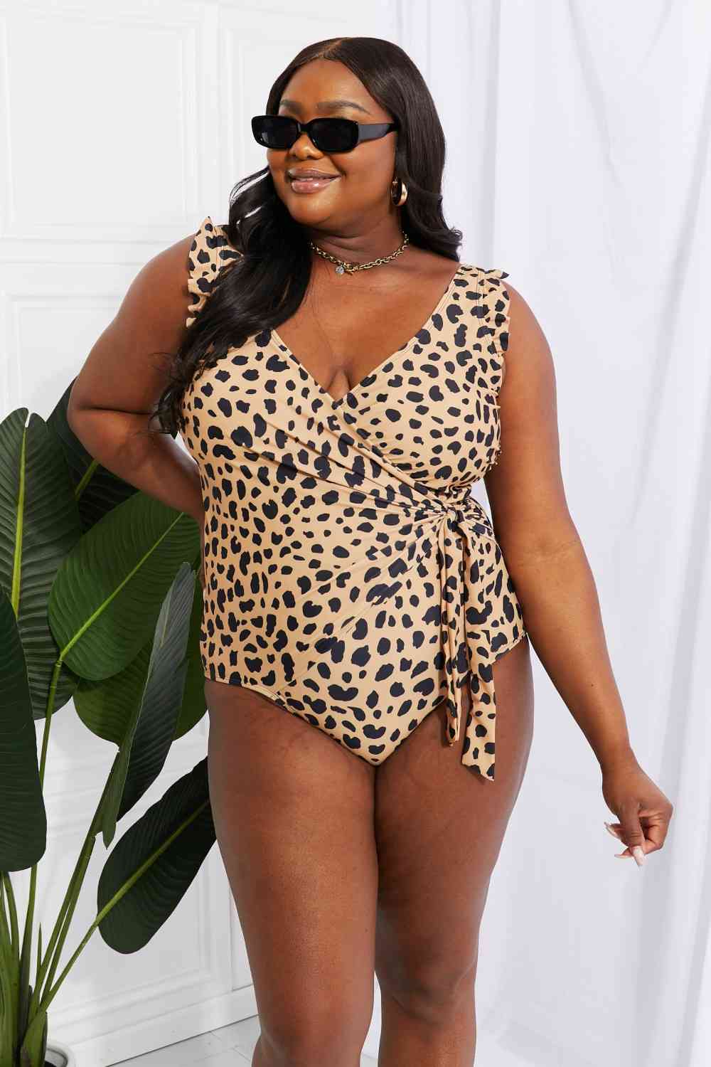 Marina West Swim Traje de baño de una sola pieza con volantes y flotador de tamaño completo en leopardo