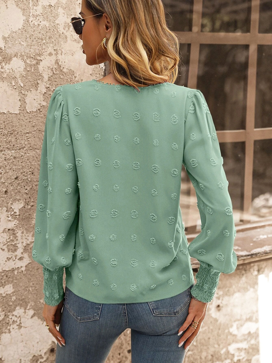 Blusa con detalle de encaje de lunares suizos