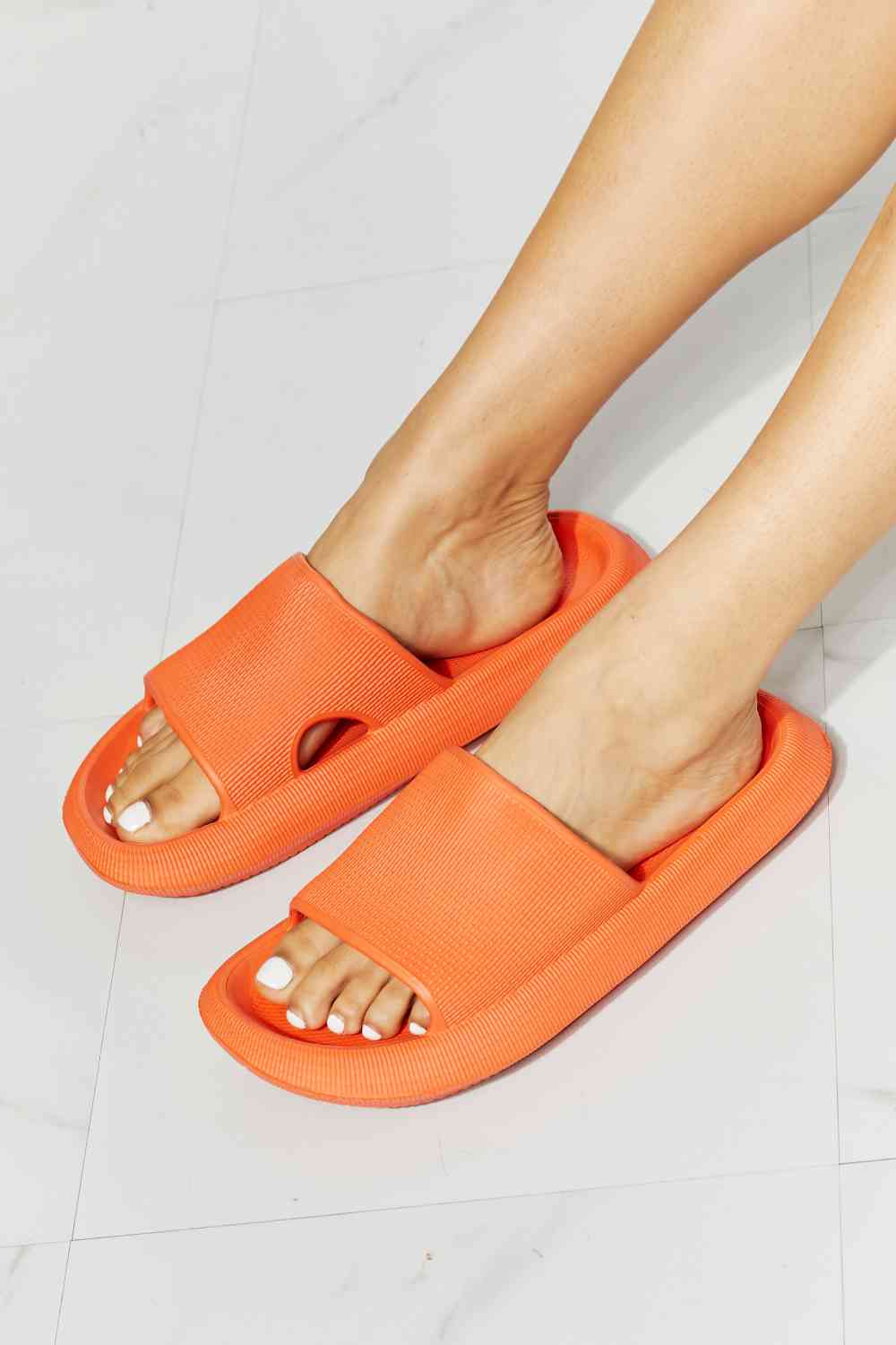 Chanclas con puntera abierta en naranja Arms Around Me de MMShoes