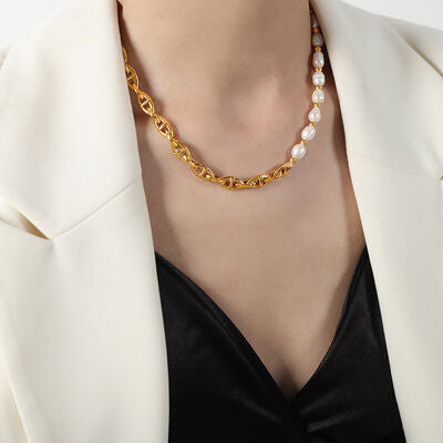 Collar chapado en oro de 18 quilates con detalle de media perla