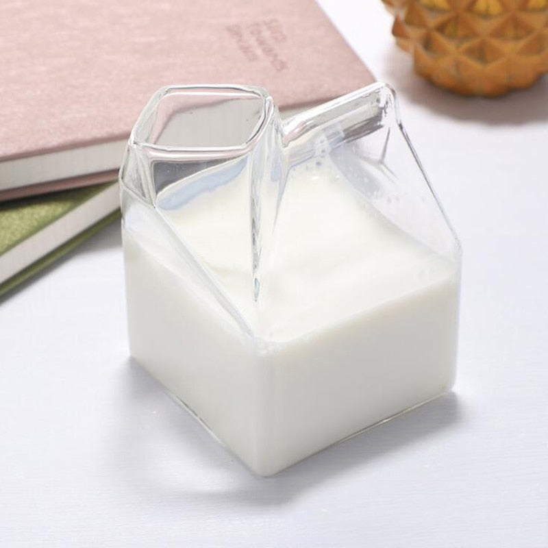 Botella con forma de caja de leche